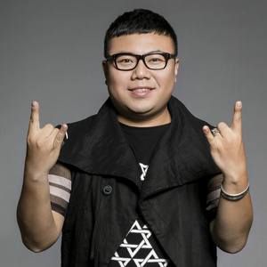 舞厅里挺进人妻的身体
